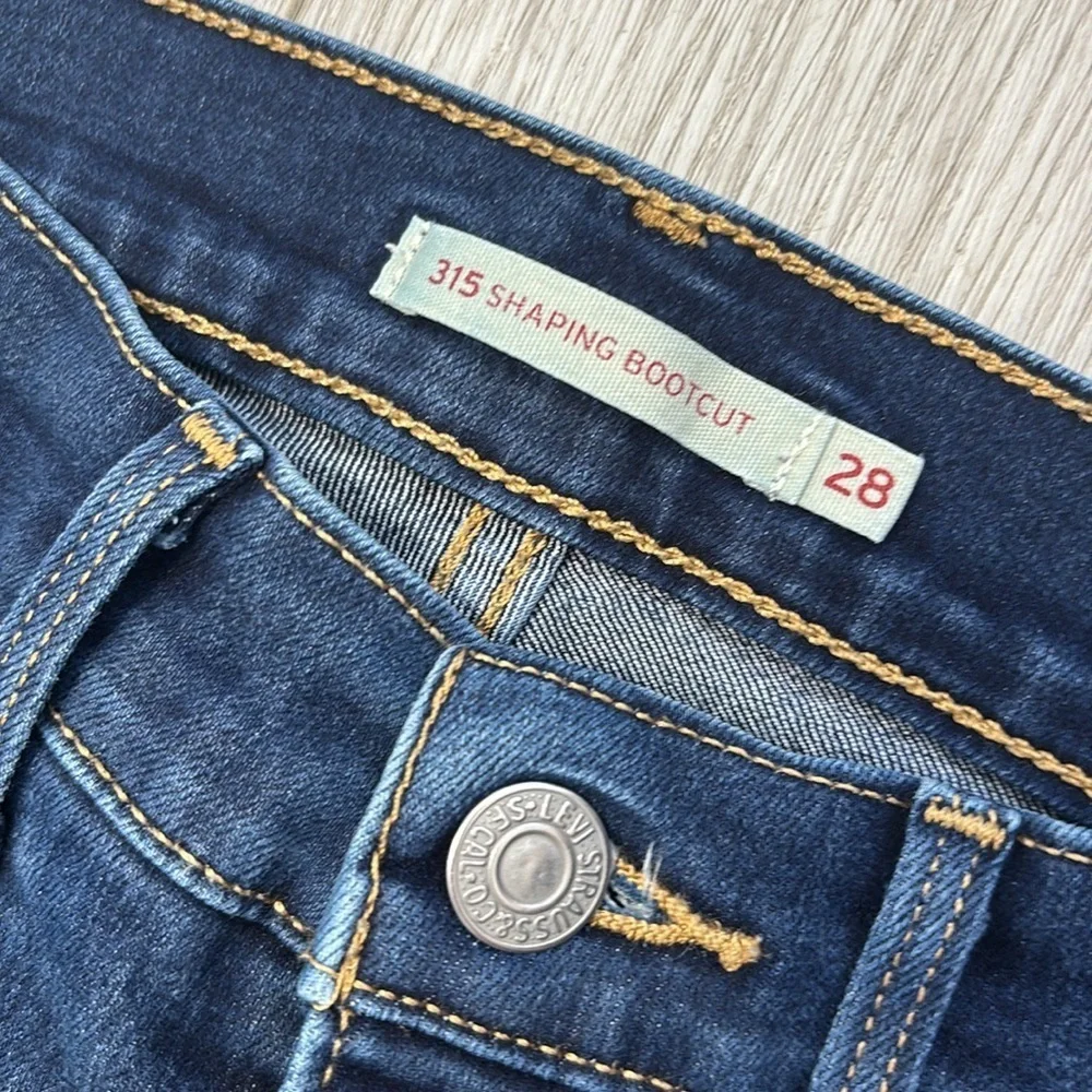 Levi’s 315 Shaping Bootcut in Dark Wash size 28